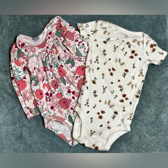 🔴6/$26🔴Carter’s Infant Onesies (2)​ - Picture 1 of 4
